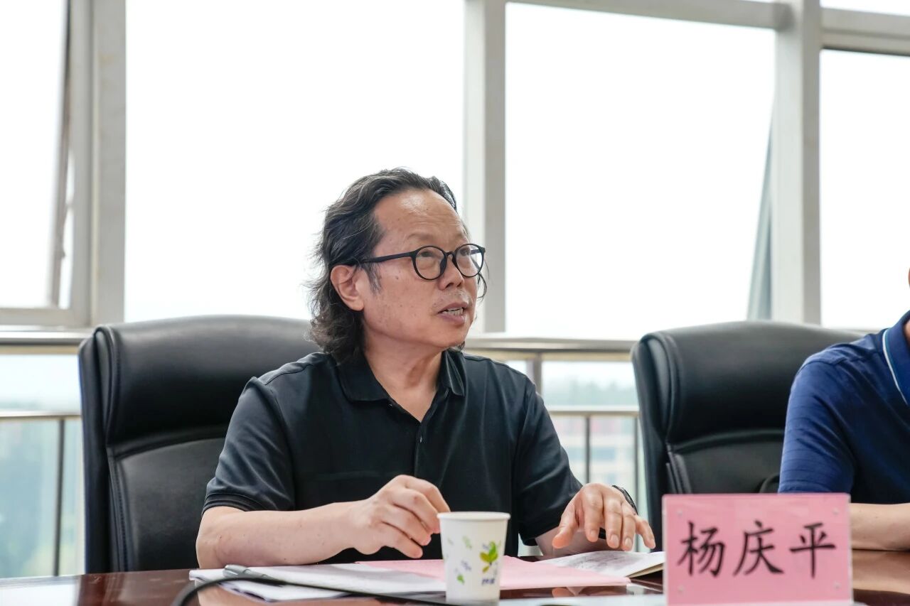 河南日报社三农全媒体中心等单位人员