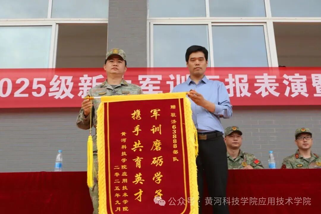 迈着整齐的步伐