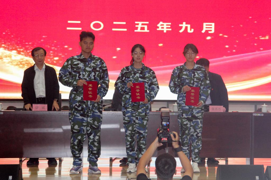 大会在庄严的国歌中拉开帷幕