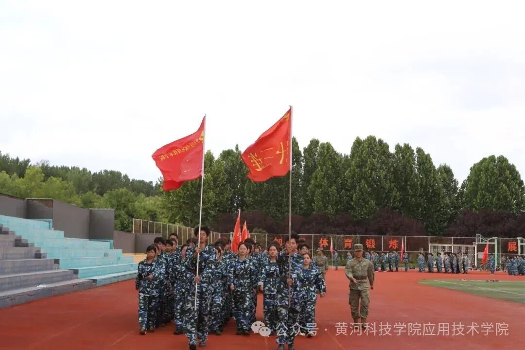 参加仪式师生共同见证了这一意义非凡的