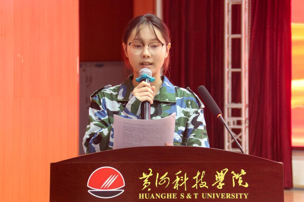副院长华平宣布会操成绩