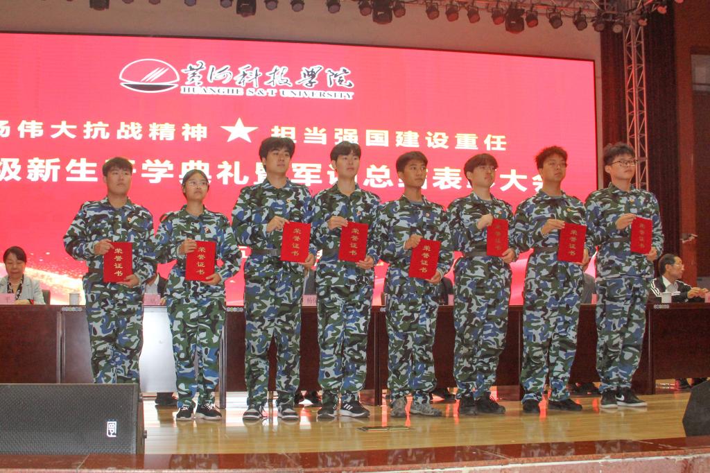 新生辅导员以及全体2025级新生齐聚