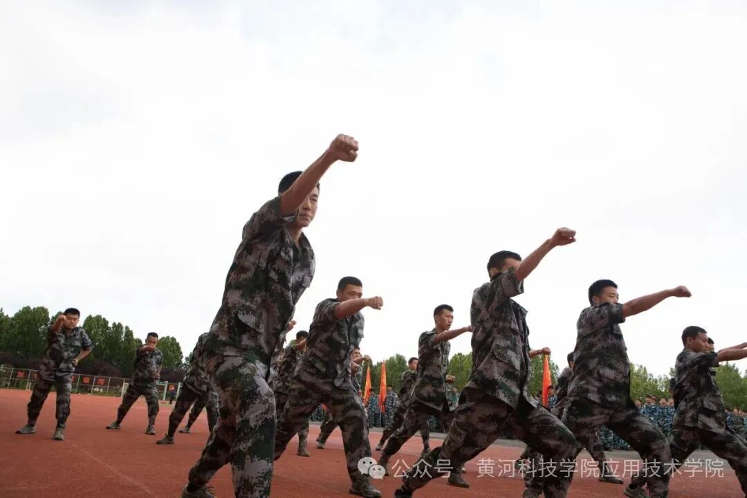 伴随着庄严的国歌声