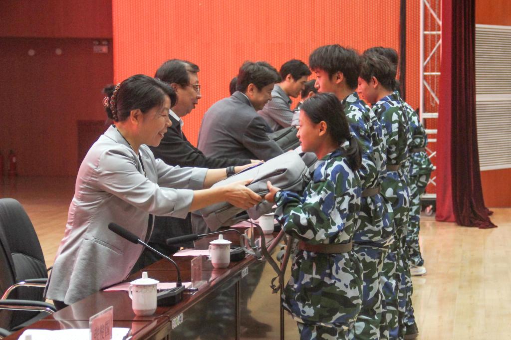 嘹亮的国歌声响彻报告厅