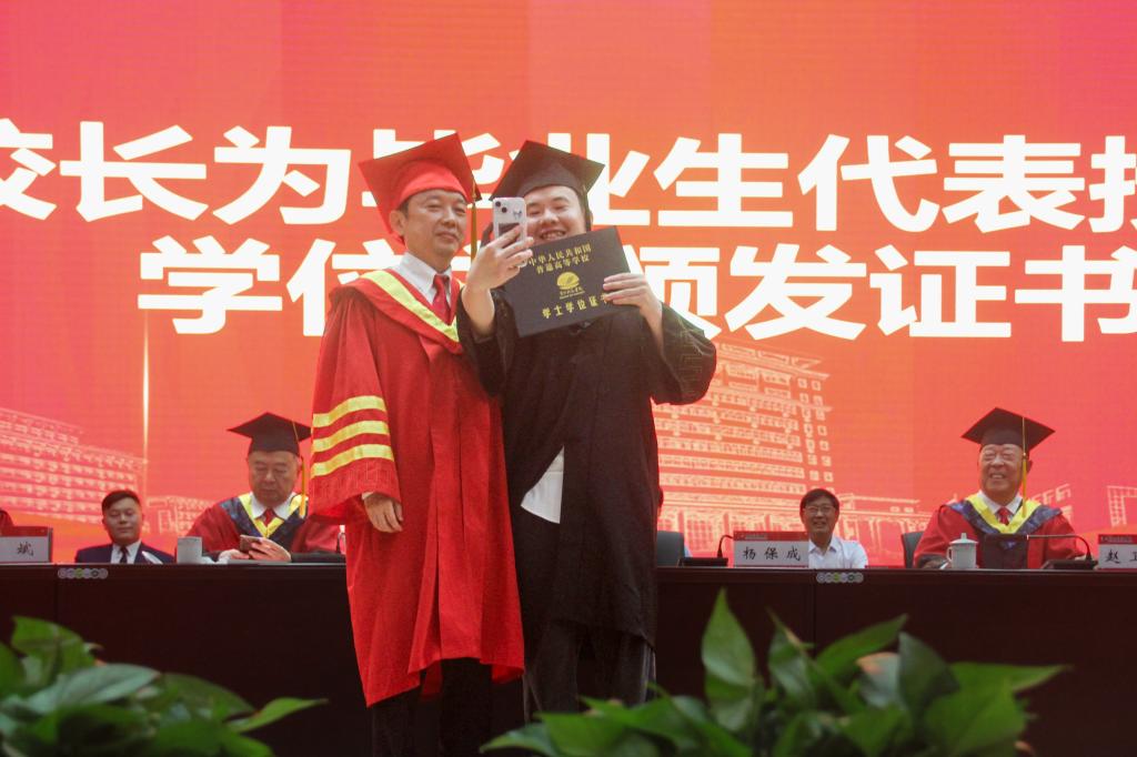 共同见证属于全体毕业生的荣耀时刻
