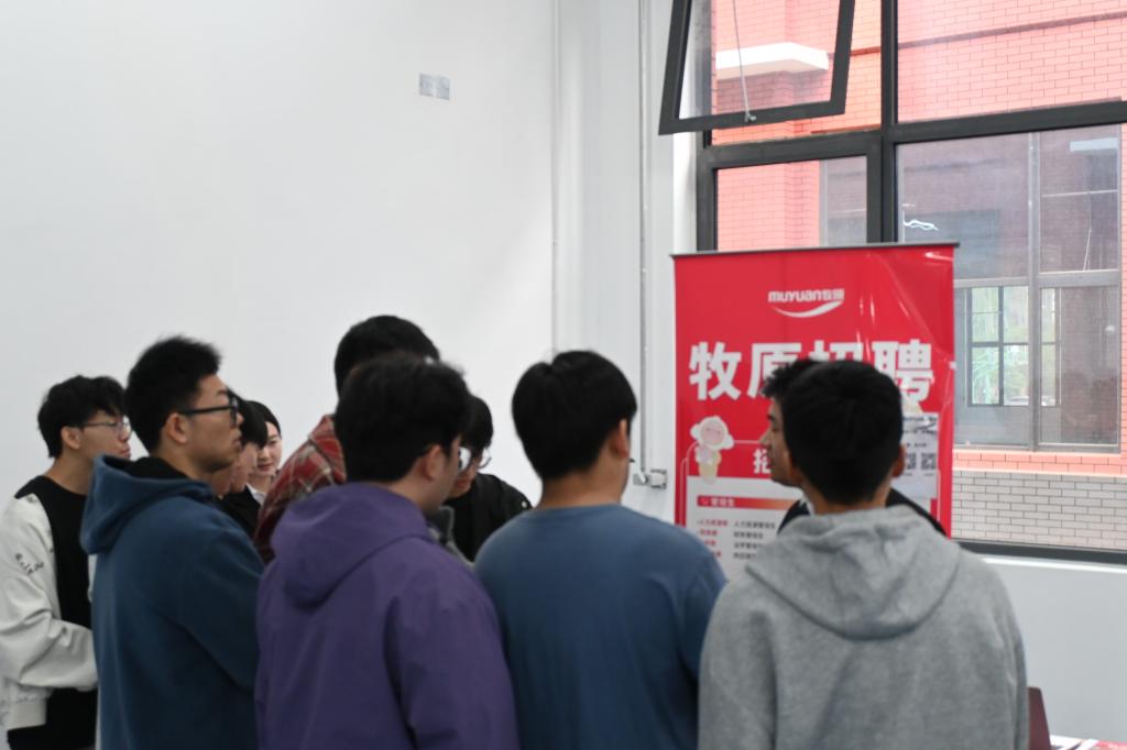 搭建用人单位与毕业生精准高效的双向对